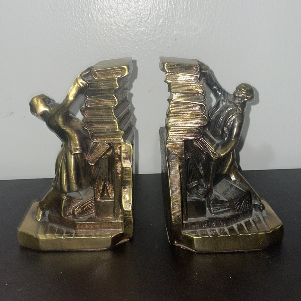 PM CRAFTSMAN BOOKEND brass COLONIAL LIBRARIAN STACKING fallen BOOKS-TOP COND.